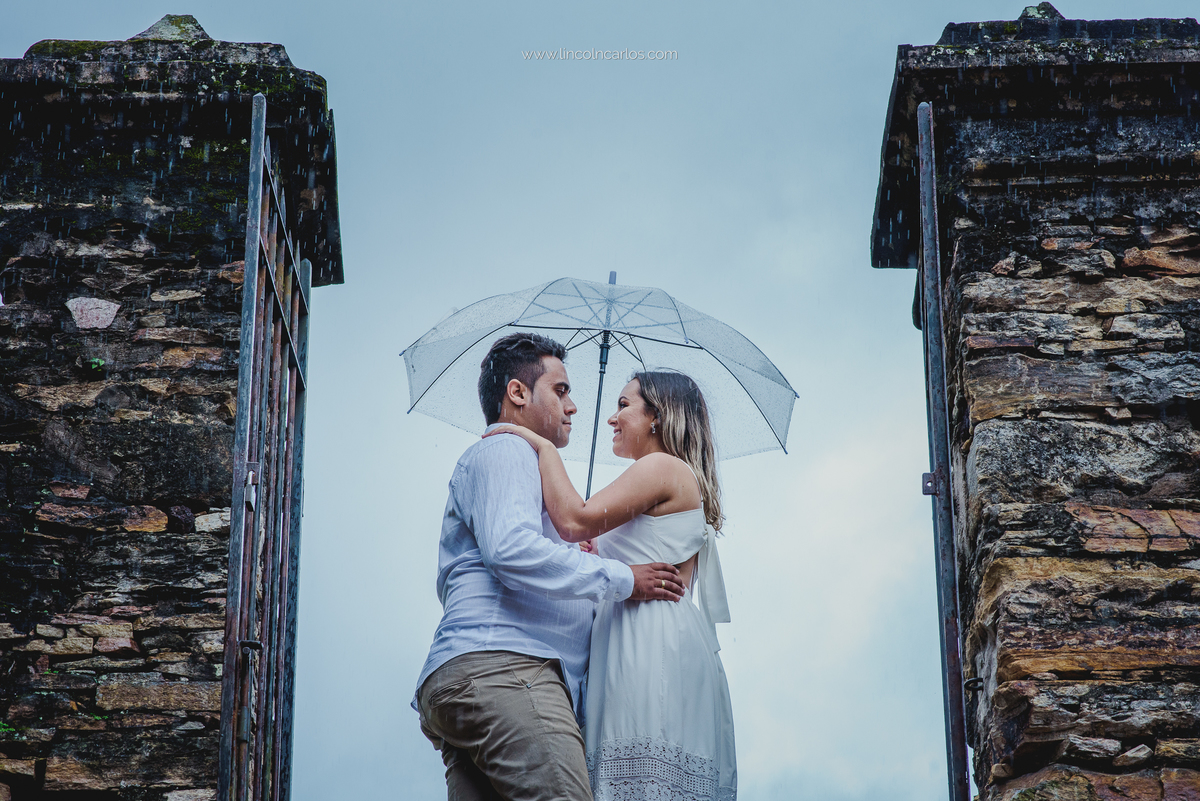 ensaio-pre-casamento-em-ouro-preto-viviane-e-junior-ensaio-externo-de-casal-ensaio-de-noivos-ensaio-pre-wedding-na-cidade-historica-de-ouro-preto-ensaio-na-chuva-em-ouro-preto-mg-lincoln-carlos-fotografo