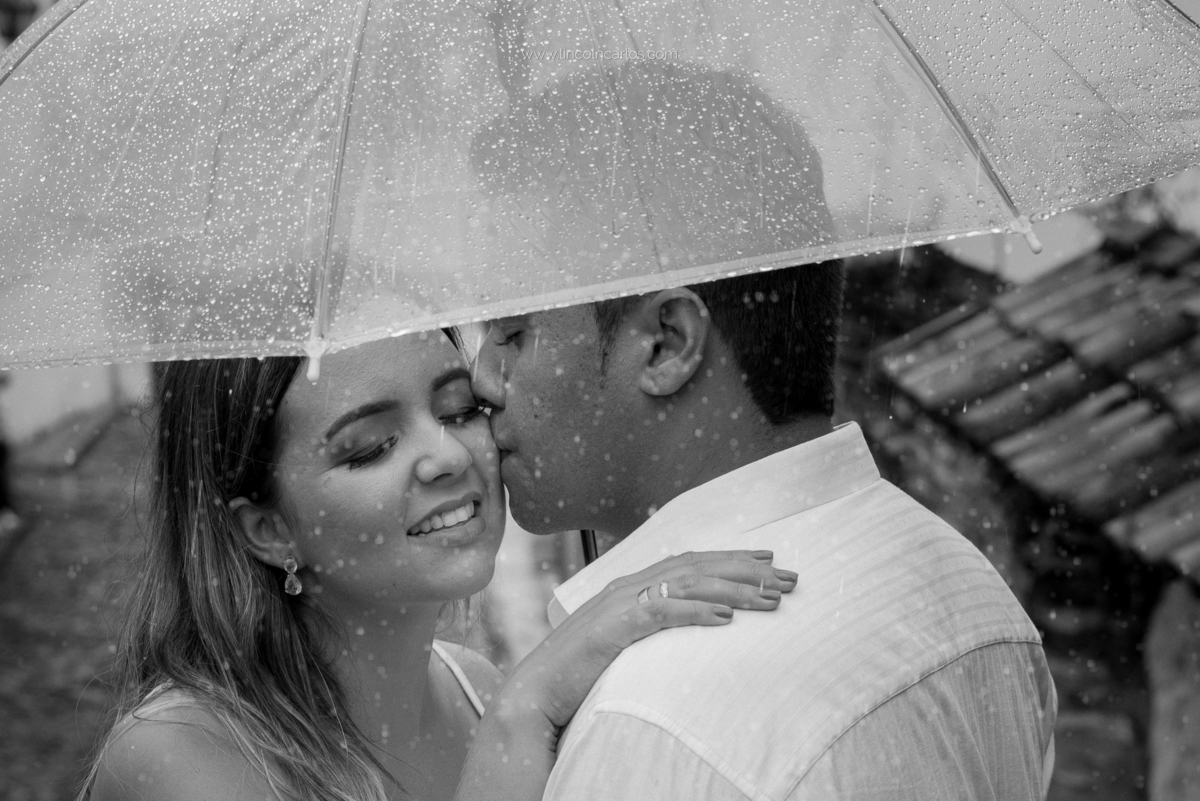 ensaio-pre-casamento-em-ouro-preto-viviane-e-junior-ensaio-externo-de-casal-ensaio-de-noivos-ensaio-pre-wedding-na-cidade-historica-de-ouro-preto-ensaio-na-chuva-em-ouro-preto-mg-lincoln-carlos-fotografo