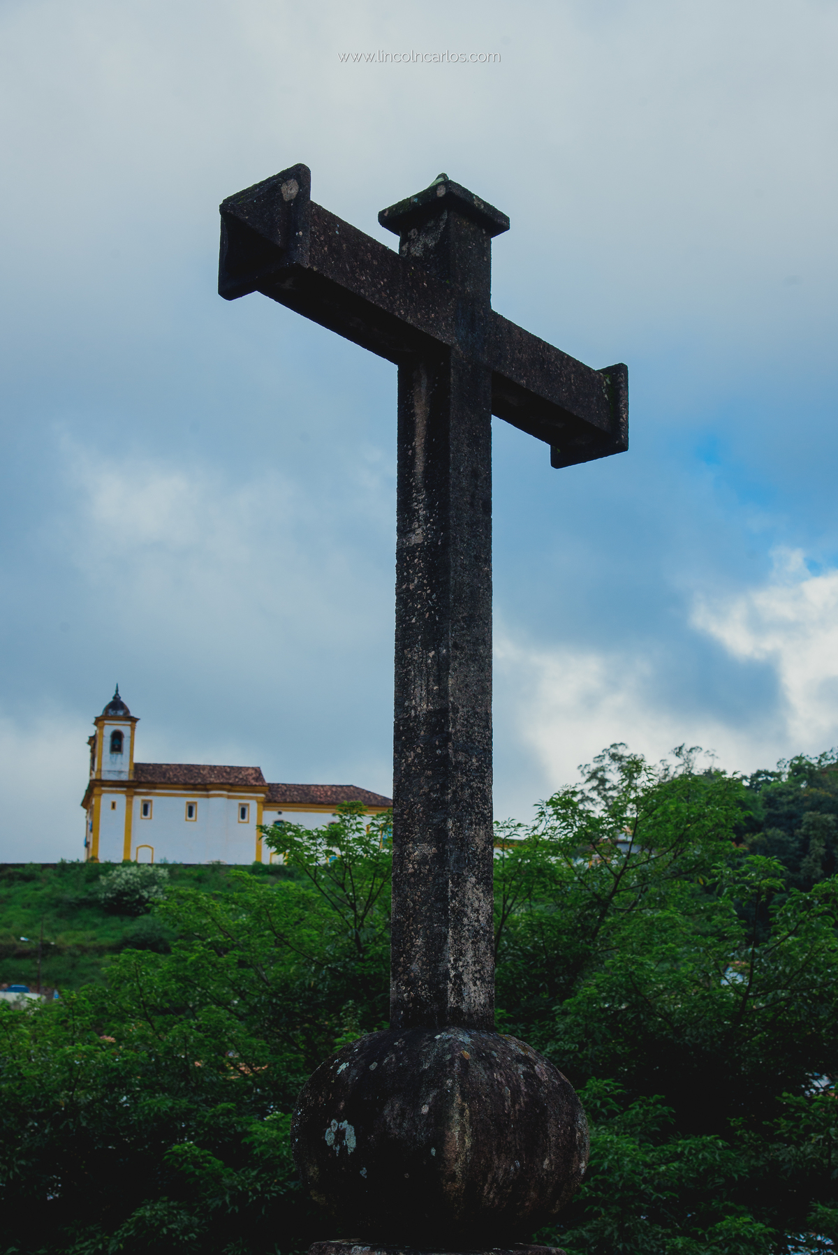 ensaio-pre-casamento-em-ouro-preto-viviane-e-junior-ensaio-externo-de-casal-ensaio-de-noivos-ensaio-pre-wedding-na-cidade-historica-de-ouro-preto-mg-lincoln-carlos-fotografo
