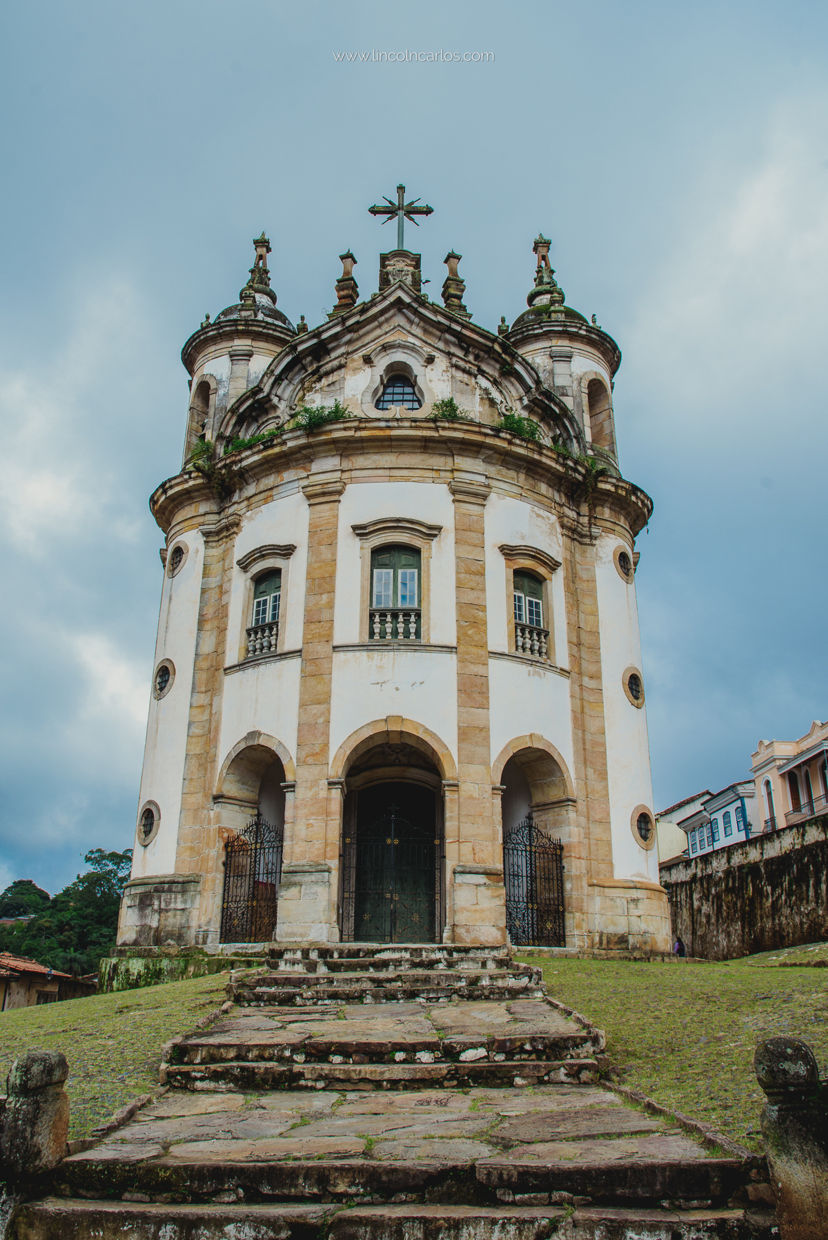 ensaio-pre-casamento-em-ouro-preto-viviane-e-junior-ensaio-externo-de-casal-ensaio-de-noivos-ensaio-pre-wedding-na-cidade-historica-de-ouro-preto-mg-lincoln-carlos-fotografo