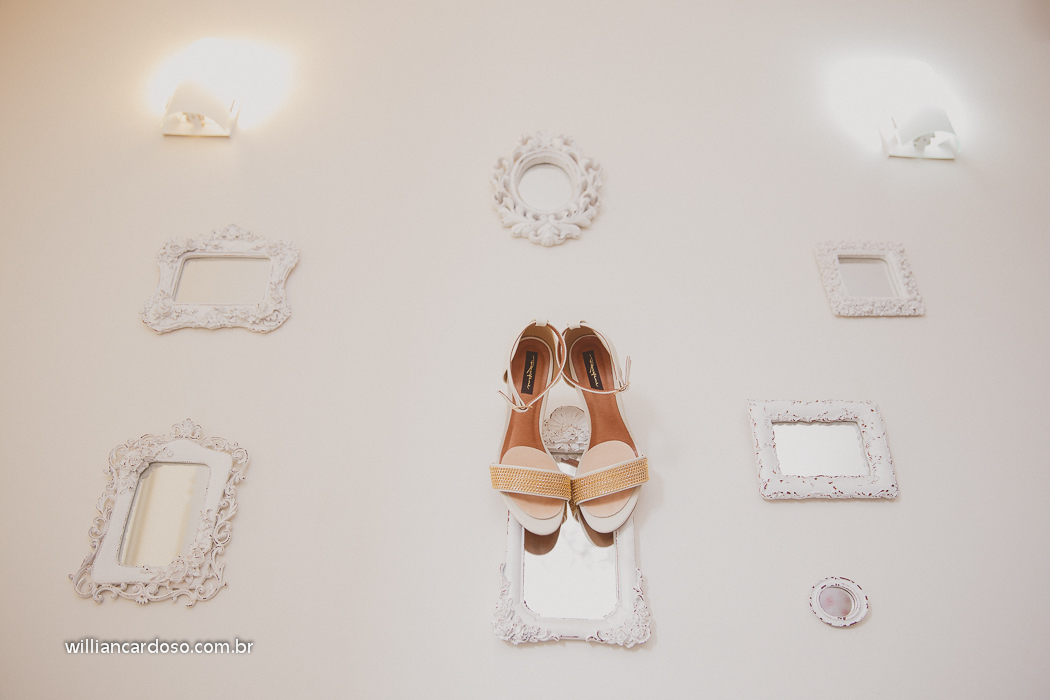 sapato de noiva em catalão , no salao de beleza