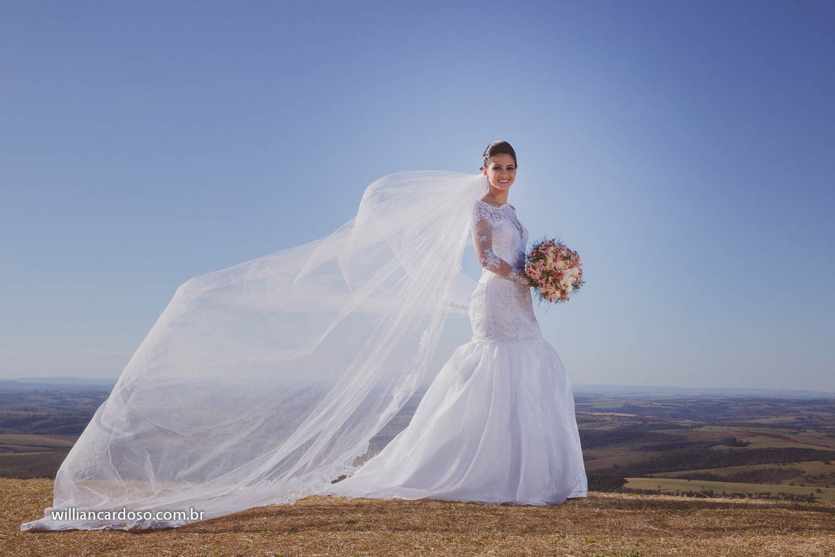 linda noiva , com seu vestido branco  e um lindo ceu azul, em um ensaio em araxa trash the dress