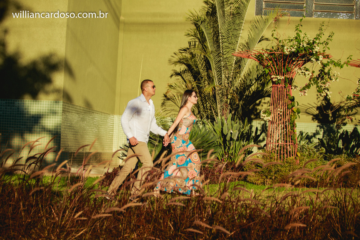 lindo ensaio fotografo com casal de unai , o ensaio foi realizado pelo fotografo de casamentos de unai Willian Cardoso , premiado internacionalmente pelas belissimas fotografias de casamentos