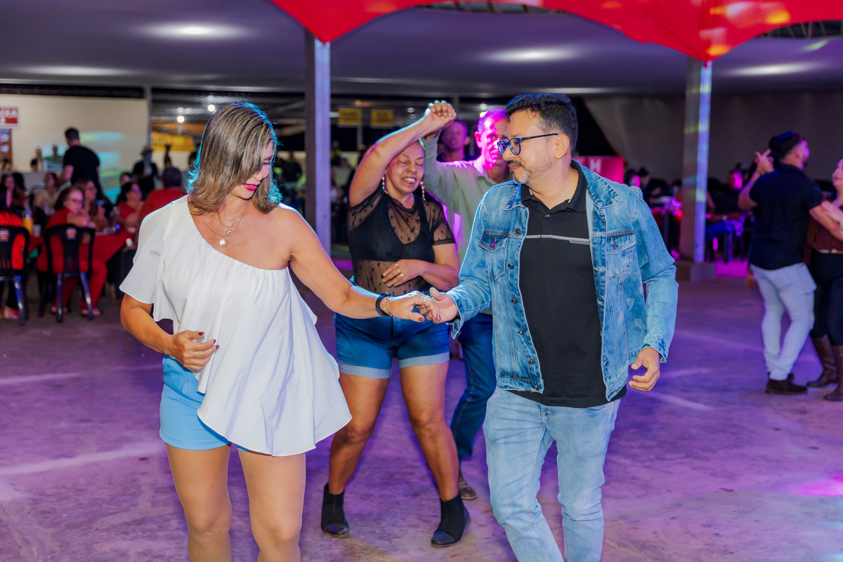 festa do Inhumas, forró em Unaí, evento tradicional Unaí-MG, alegria no interior, cultura rural, festa popular Minas Gerais, música sertaneja, forró ao vivo, tradição mineira, eventos em Unaí, festa típica, salão de festas Unaí, diversão no campo