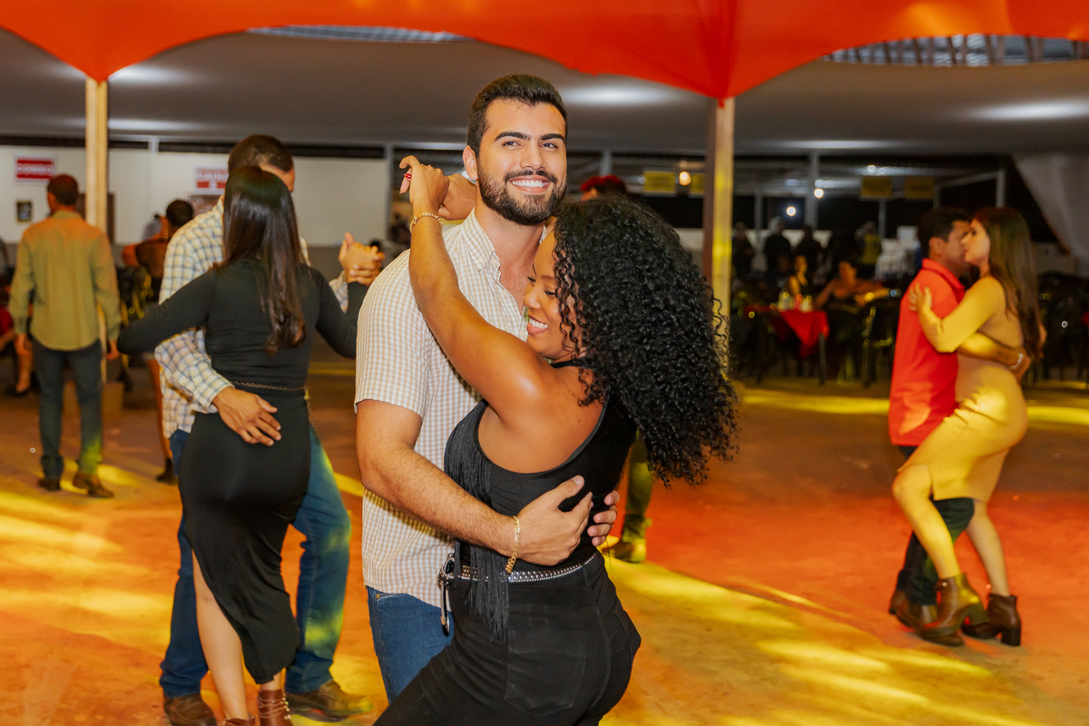 festa do Inhumas, forró em Unaí, evento tradicional Unaí-MG, alegria no interior, cultura rural, festa popular Minas Gerais, música sertaneja, forró ao vivo, tradição mineira, eventos em Unaí, festa típica, salão de festas Unaí, diversão no campo