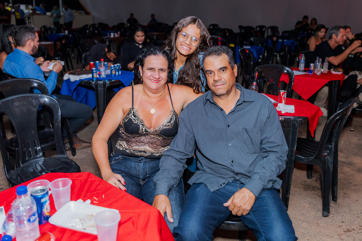 festa do Inhumas, forró em Unaí, evento tradicional Unaí-MG, alegria no interior, cultura rural, festa popular Minas Gerais, música sertaneja, forró ao vivo, tradição mineira, eventos em Unaí, festa típica, salão de festas Unaí, diversão no campo