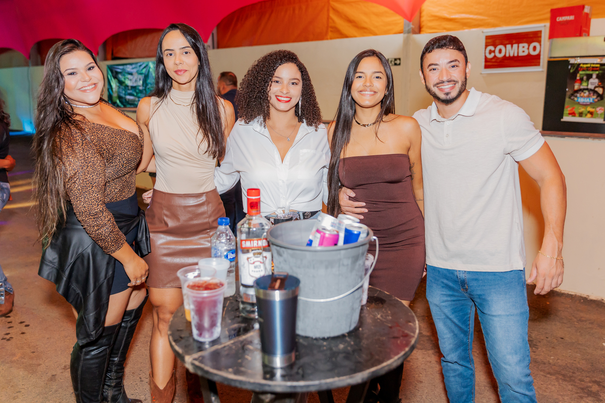 festa do Inhumas, forró em Unaí, evento tradicional Unaí-MG, alegria no interior, cultura rural, festa popular Minas Gerais, música sertaneja, forró ao vivo, tradição mineira, eventos em Unaí, festa típica, salão de festas Unaí, diversão no campo