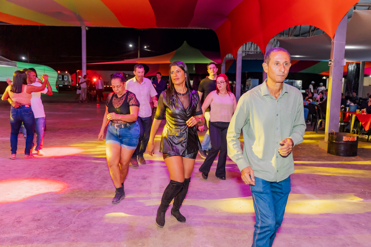festa do Inhumas, forró em Unaí, evento tradicional Unaí-MG, alegria no interior, cultura rural, festa popular Minas Gerais, música sertaneja, forró ao vivo, tradição mineira, eventos em Unaí, festa típica, salão de festas Unaí, diversão no campo