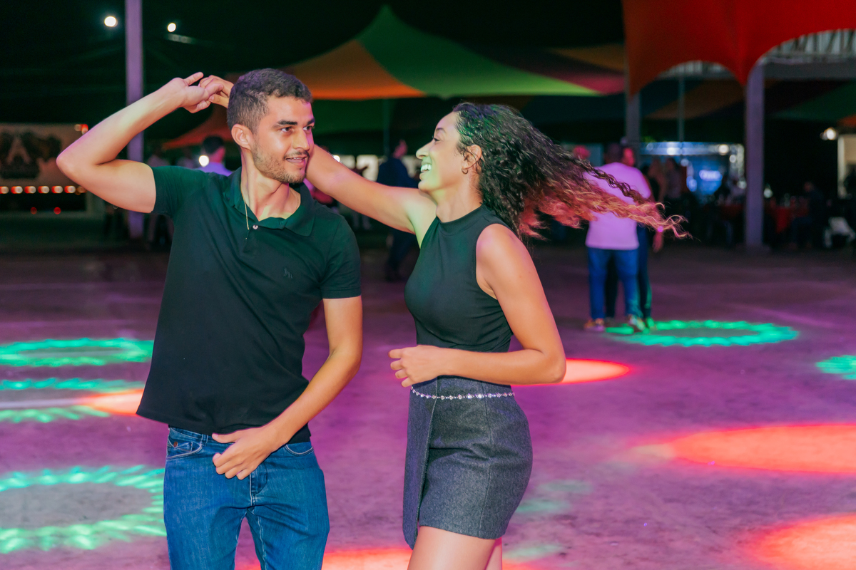 festa do Inhumas, forró em Unaí, evento tradicional Unaí-MG, alegria no interior, cultura rural, festa popular Minas Gerais, música sertaneja, forró ao vivo, tradição mineira, eventos em Unaí, festa típica, salão de festas Unaí, diversão no campo