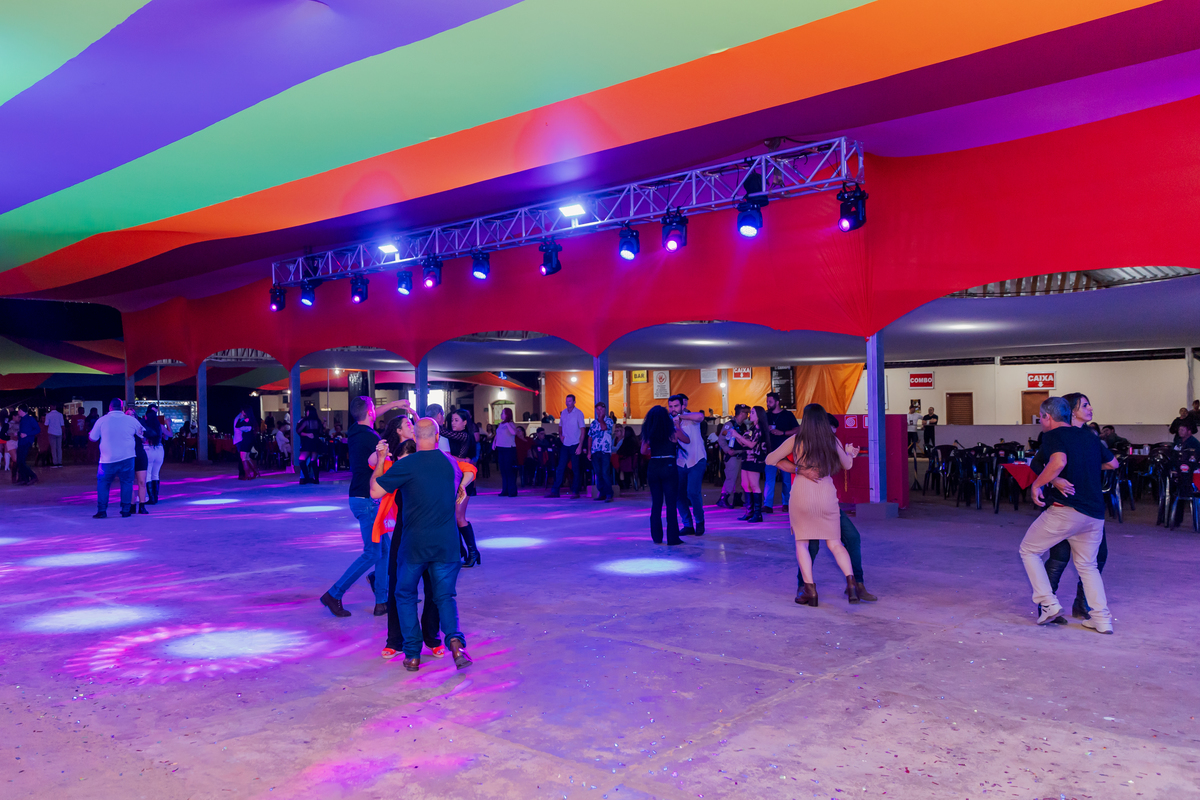 festa do Inhumas, forró em Unaí, evento tradicional Unaí-MG, alegria no interior, cultura rural, festa popular Minas Gerais, música sertaneja, forró ao vivo, tradição mineira, eventos em Unaí, festa típica, salão de festas Unaí, diversão no campo