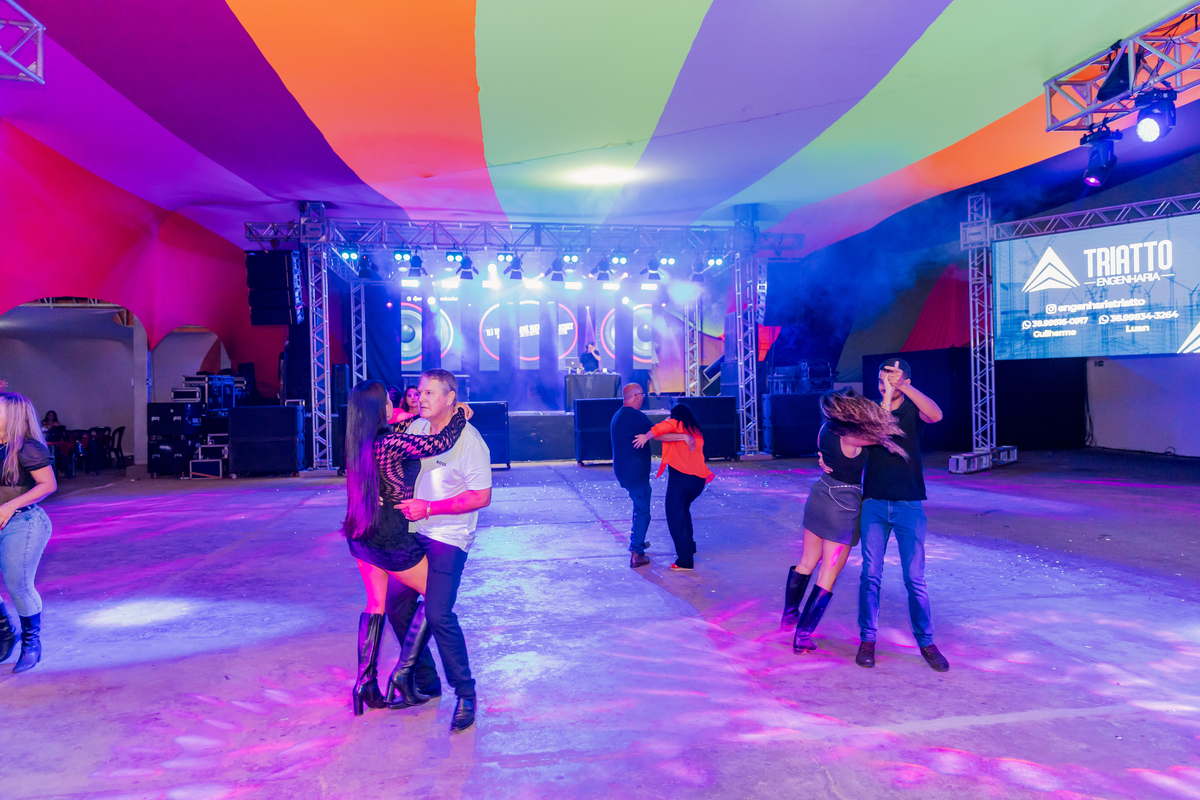 festa do Inhumas, forró em Unaí, evento tradicional Unaí-MG, alegria no interior, cultura rural, festa popular Minas Gerais, música sertaneja, forró ao vivo, tradição mineira, eventos em Unaí, festa típica, salão de festas Unaí, diversão no campo