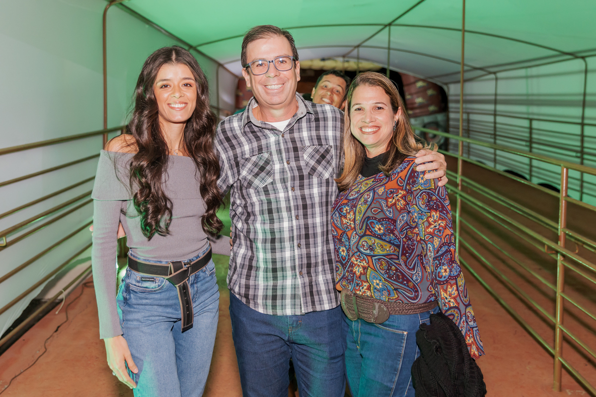 festa do Inhumas, forró em Unaí, evento tradicional Unaí-MG, alegria no interior, cultura rural, festa popular Minas Gerais, música sertaneja, forró ao vivo, tradição mineira, eventos em Unaí, festa típica, salão de festas Unaí, diversão no campo