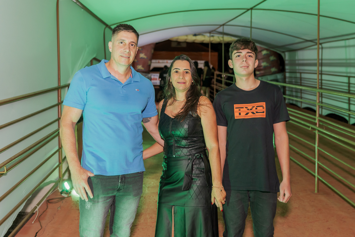 festa do Inhumas, forró em Unaí, evento tradicional Unaí-MG, alegria no interior, cultura rural, festa popular Minas Gerais, música sertaneja, forró ao vivo, tradição mineira, eventos em Unaí, festa típica, salão de festas Unaí, diversão no campo