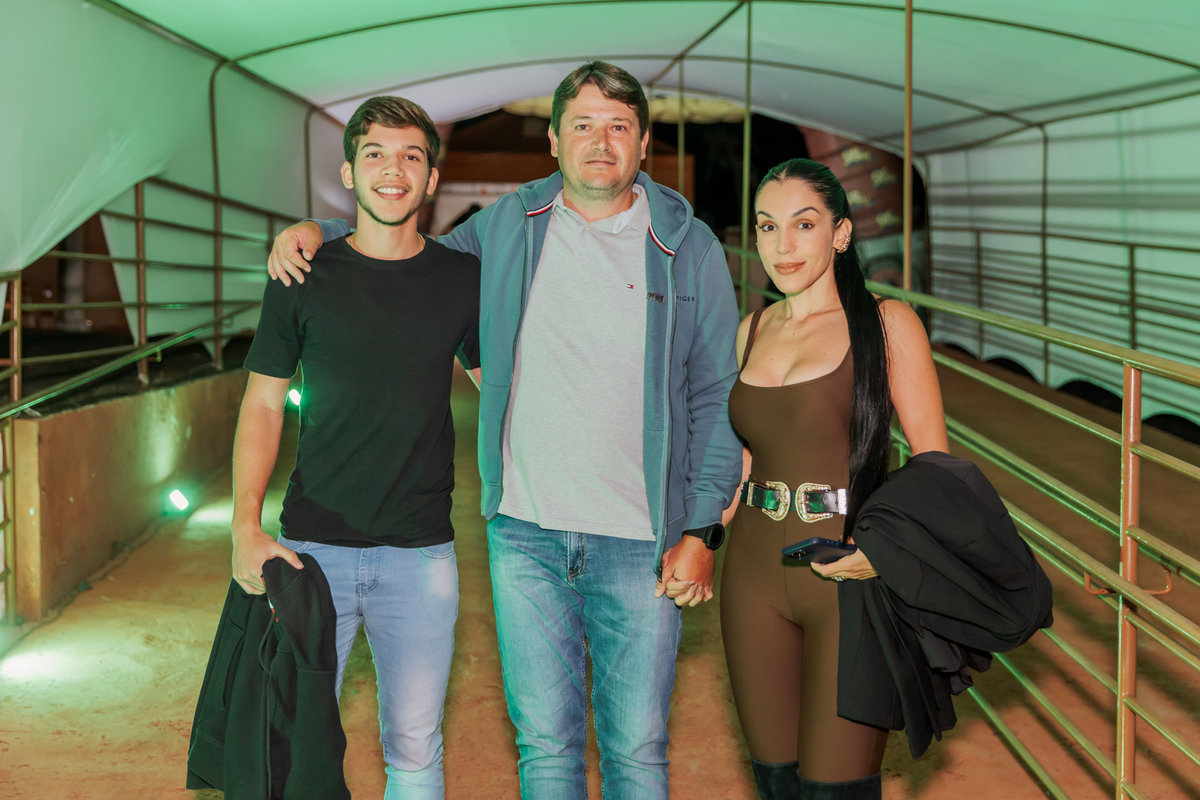 festa do Inhumas, forró em Unaí, evento tradicional Unaí-MG, alegria no interior, cultura rural, festa popular Minas Gerais, música sertaneja, forró ao vivo, tradição mineira, eventos em Unaí, festa típica, salão de festas Unaí, diversão no campo