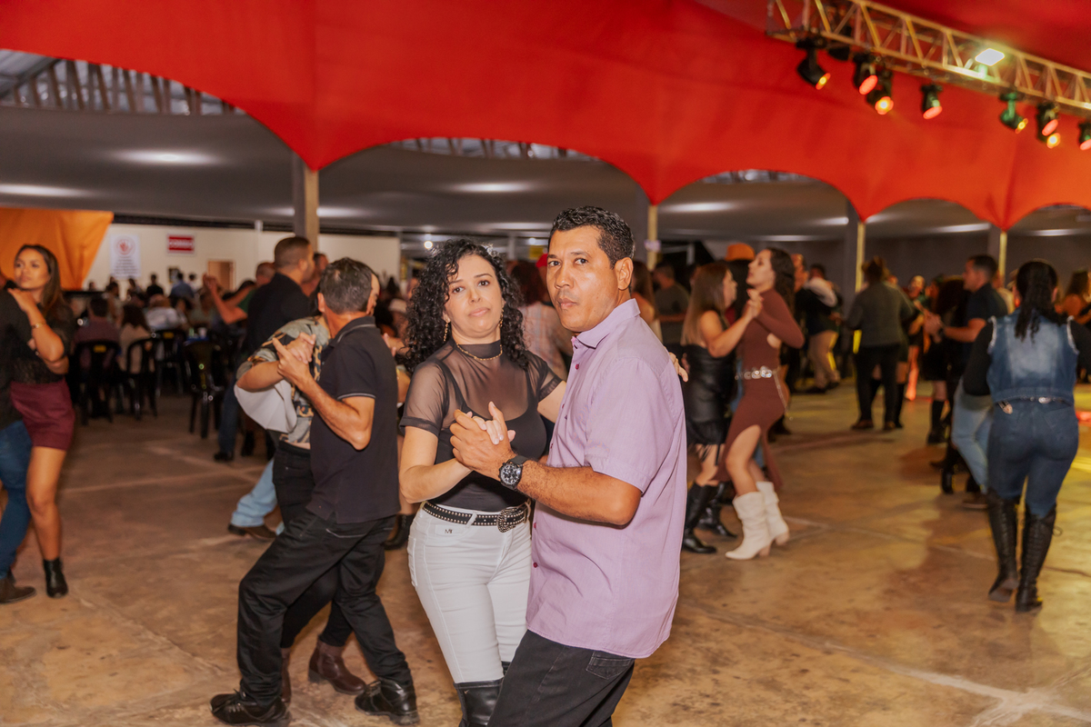 festa do Inhumas, forró em Unaí, evento tradicional Unaí-MG, alegria no interior, cultura rural, festa popular Minas Gerais, música sertaneja, forró ao vivo, tradição mineira, eventos em Unaí, festa típica, salão de festas Unaí, diversão no campo