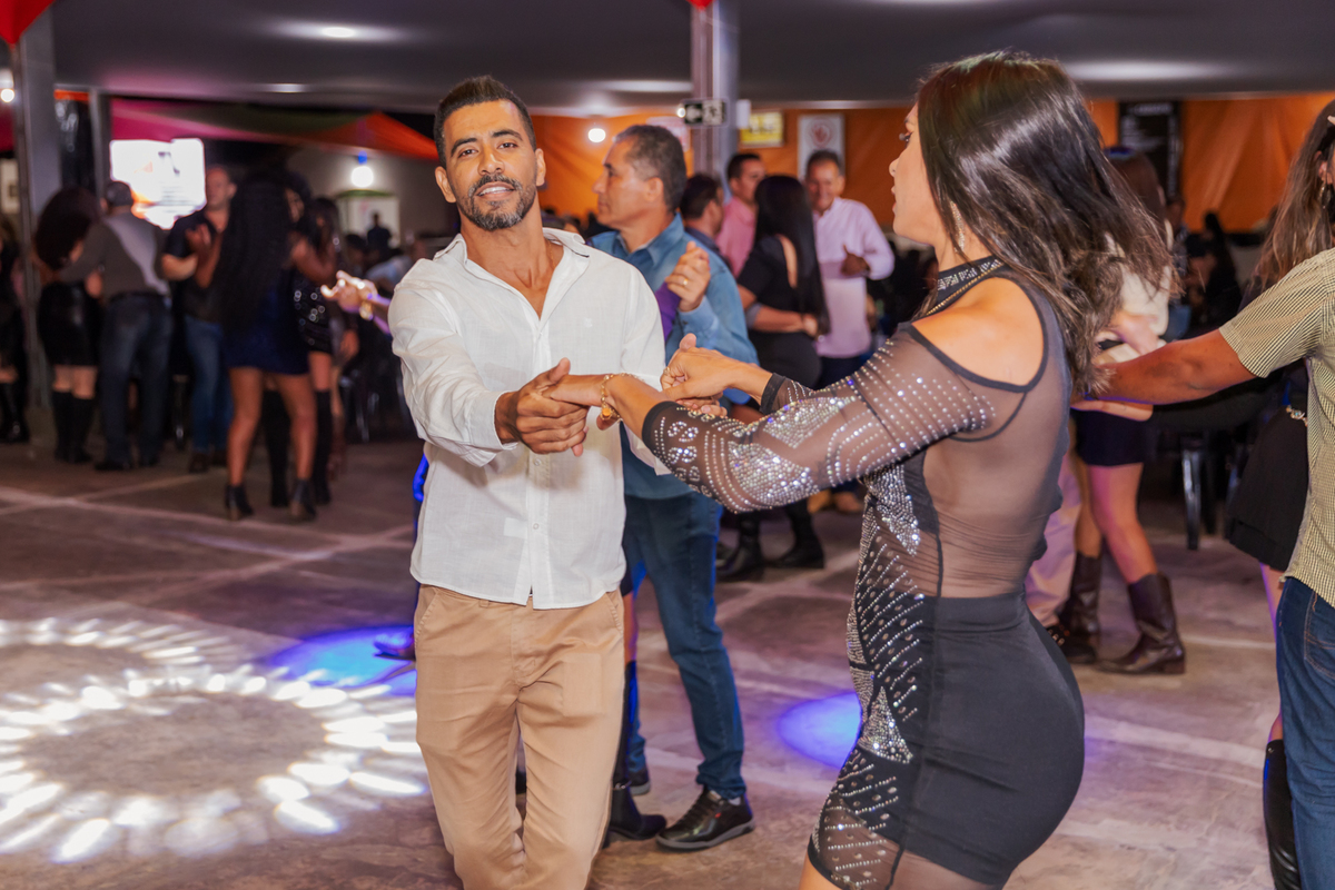 festa do Inhumas, forró em Unaí, evento tradicional Unaí-MG, alegria no interior, cultura rural, festa popular Minas Gerais, música sertaneja, forró ao vivo, tradição mineira, eventos em Unaí, festa típica, salão de festas Unaí, diversão no campo