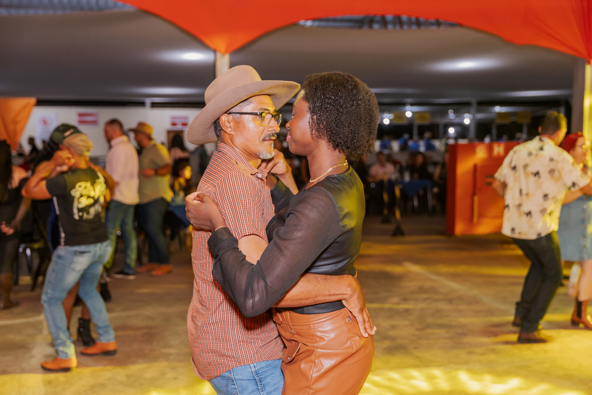 festa do Inhumas, forró em Unaí, evento tradicional Unaí-MG, alegria no interior, cultura rural, festa popular Minas Gerais, música sertaneja, forró ao vivo, tradição mineira, eventos em Unaí, festa típica, salão de festas Unaí, diversão no campo