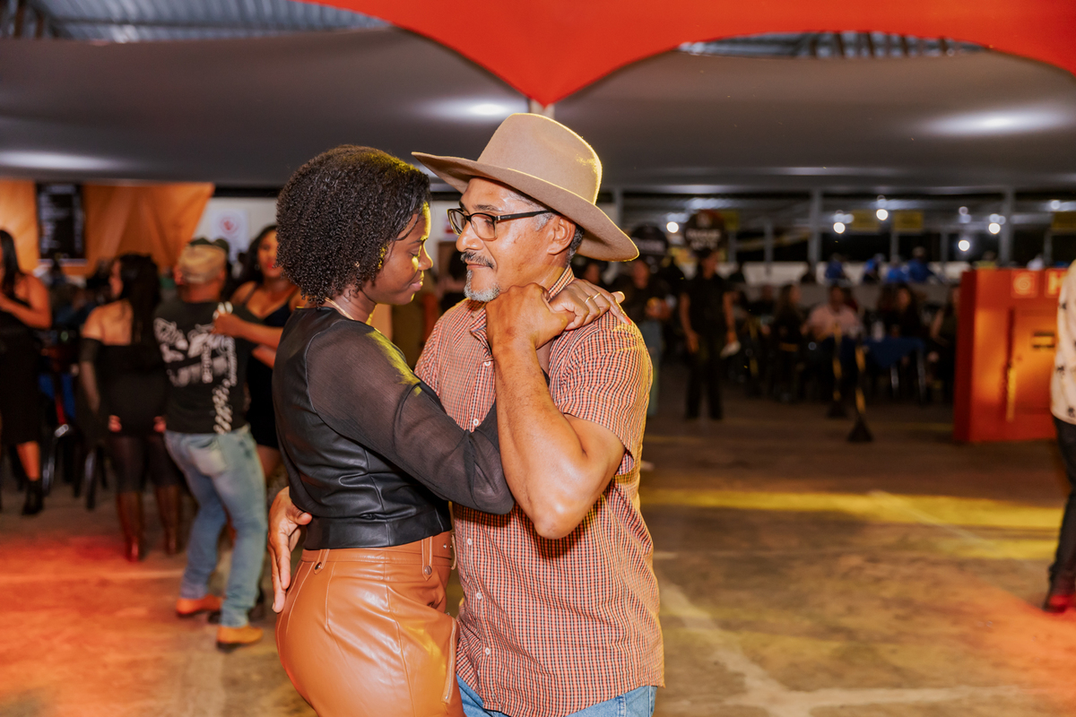 festa do Inhumas, forró em Unaí, evento tradicional Unaí-MG, alegria no interior, cultura rural, festa popular Minas Gerais, música sertaneja, forró ao vivo, tradição mineira, eventos em Unaí, festa típica, salão de festas Unaí, diversão no campo