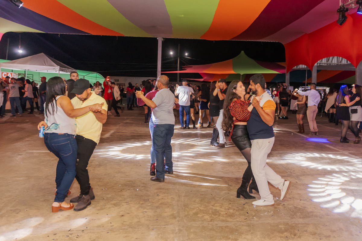 festa do Inhumas, forró em Unaí, evento tradicional Unaí-MG, alegria no interior, cultura rural, festa popular Minas Gerais, música sertaneja, forró ao vivo, tradição mineira, eventos em Unaí, festa típica, salão de festas Unaí, diversão no campo