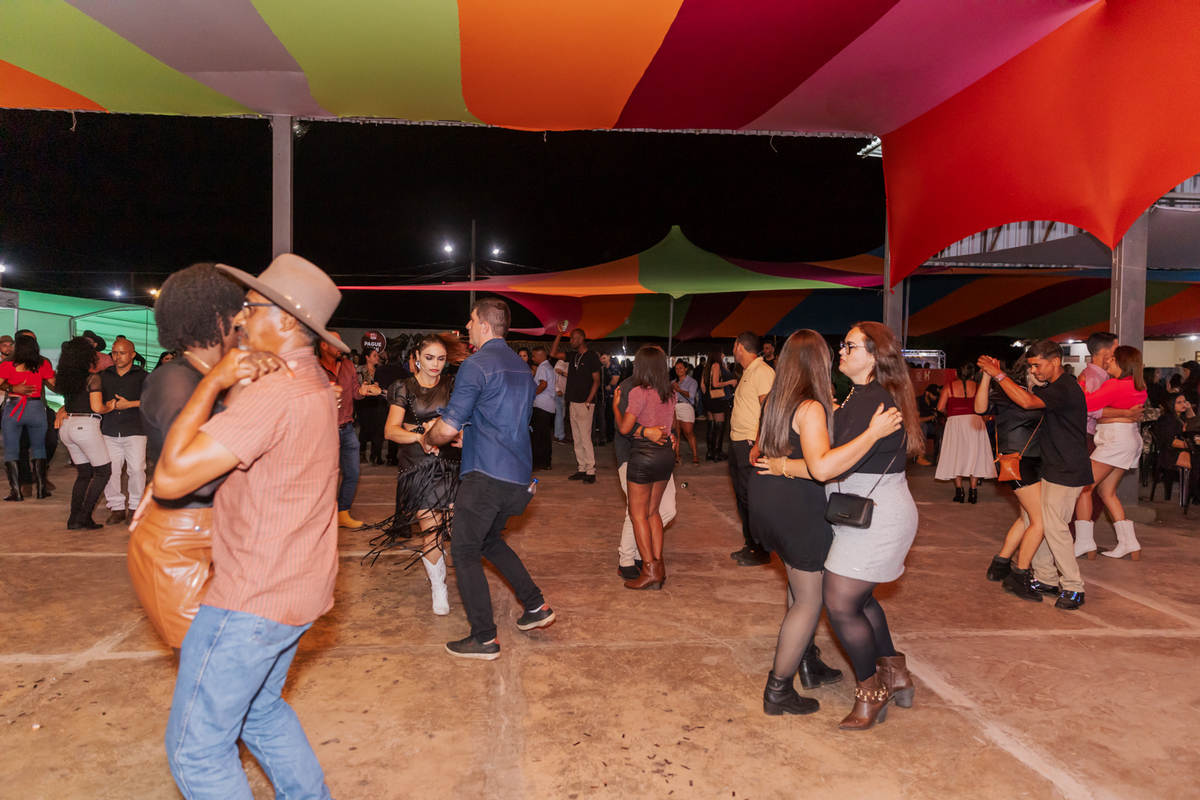 festa do Inhumas, forró em Unaí, evento tradicional Unaí-MG, alegria no interior, cultura rural, festa popular Minas Gerais, música sertaneja, forró ao vivo, tradição mineira, eventos em Unaí, festa típica, salão de festas Unaí, diversão no campo