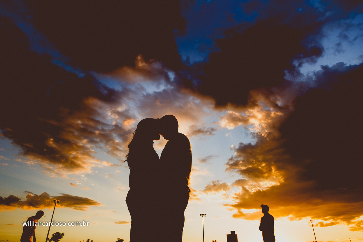 Fotos de noivado no balanço de árvore,Pré-wedding na fazenda ou estilo country,Trash the dress na cachoeira,Ensaio de fotos casal com balão de coração,Sessão de fotos antes do casamento na praia, Sess&atild