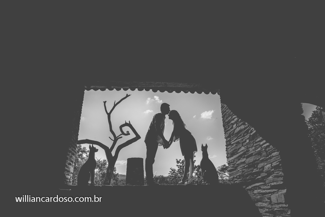 fotografo de casamentos em minas gerais, faz linda foto de silhueta com um casal mega apaixonado em paracatu