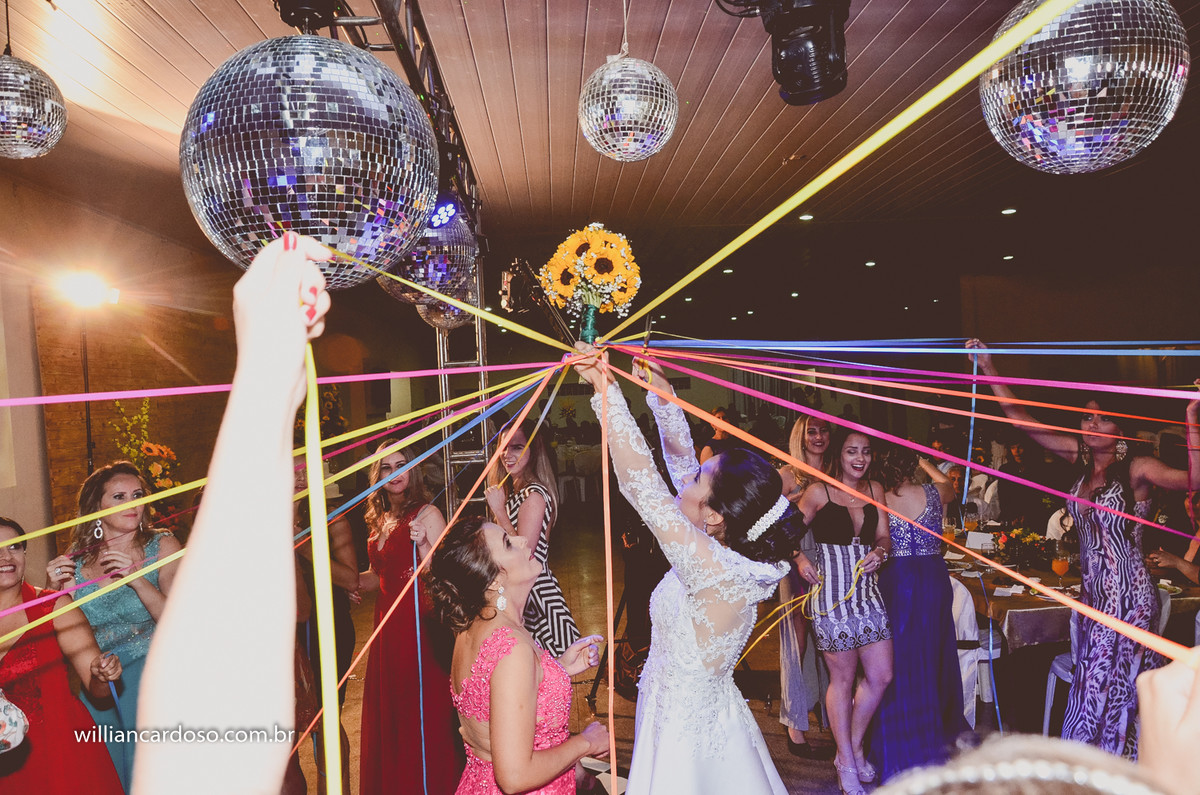 buque de noiva, noiva jogando o buque