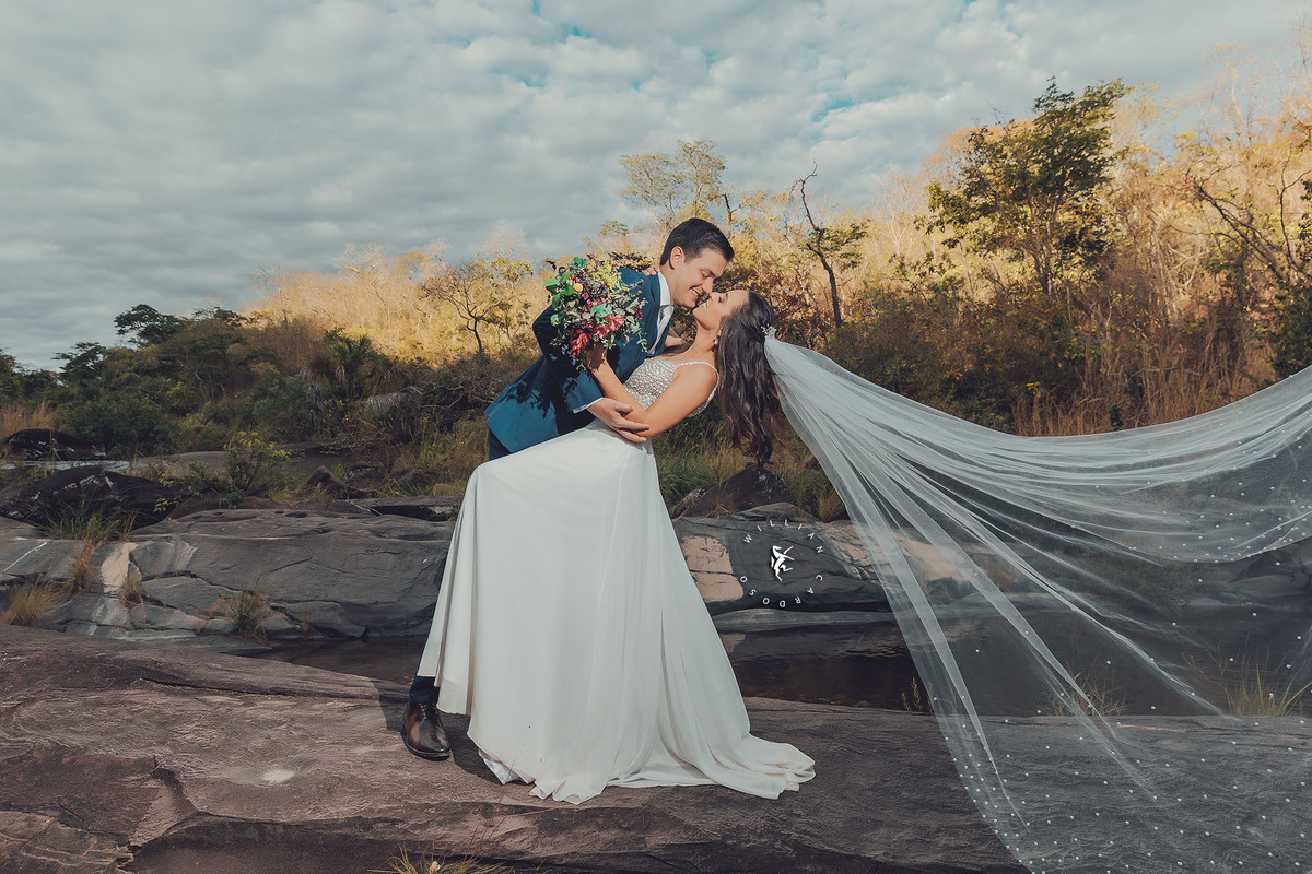 Ensaio trash the dress, ensaio pos casamento , fotos em brasilandia , cachoeira em brasilandia , ensaio , fotos de casamento , fotografo em Unai 