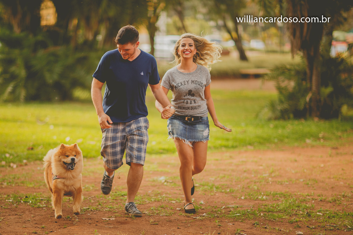 casal correndo, com seu cachorro xau xau, em uma bela tarde no hotel taua em araxa minhas gerais