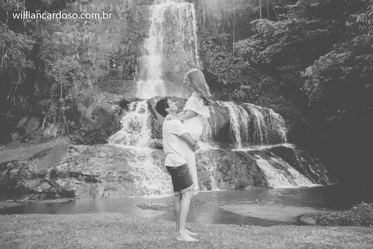 fotografo de casamentos em uberlandia realiza ensaio de solteiros em araguari na cachoeira queda dagua