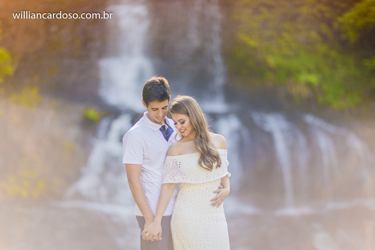 fotografo de casamentos em uberlandia realiza ensaio de solteiros em araguari na cachoeira queda dagua