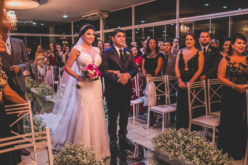 noiva entrando com seu pai na cerimonia de casamento realizada no lic 