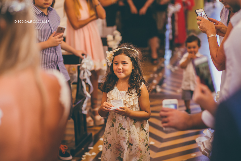 criança entrando na cerimonia com as alianças do casal, entrada das alinaças, casamento de dia 