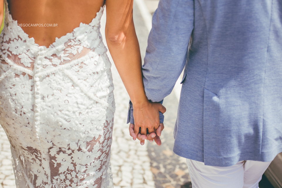 detalhe das mãos do casal enquanto andam de mãos dadas 