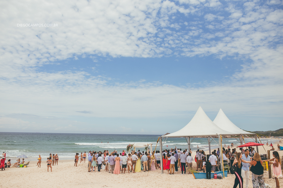 estrutura da cerimonia de casamento montada na areia da praia, casamento ao ar livre  