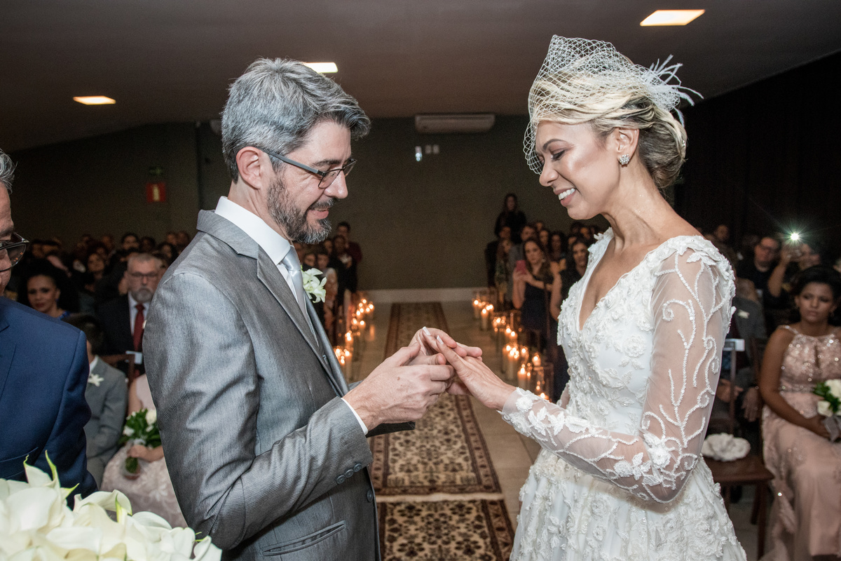 noivo colocando a Aliança