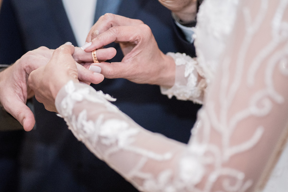 Noiva colocando a aliança