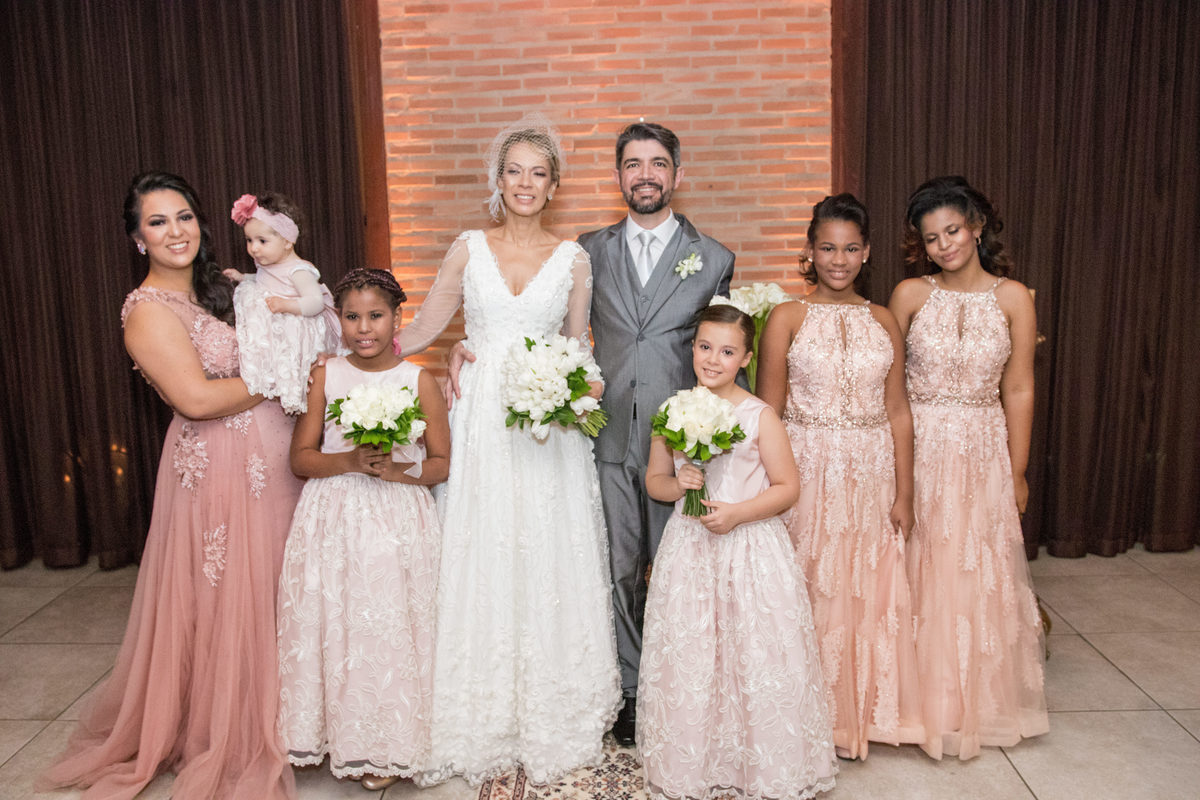 fotografia de daminhas e os noivos