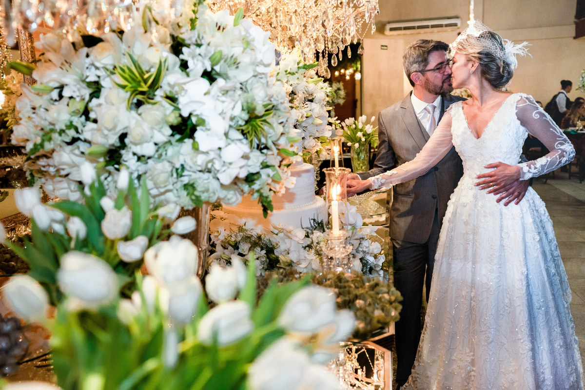 fotografia dos noivos no bolo