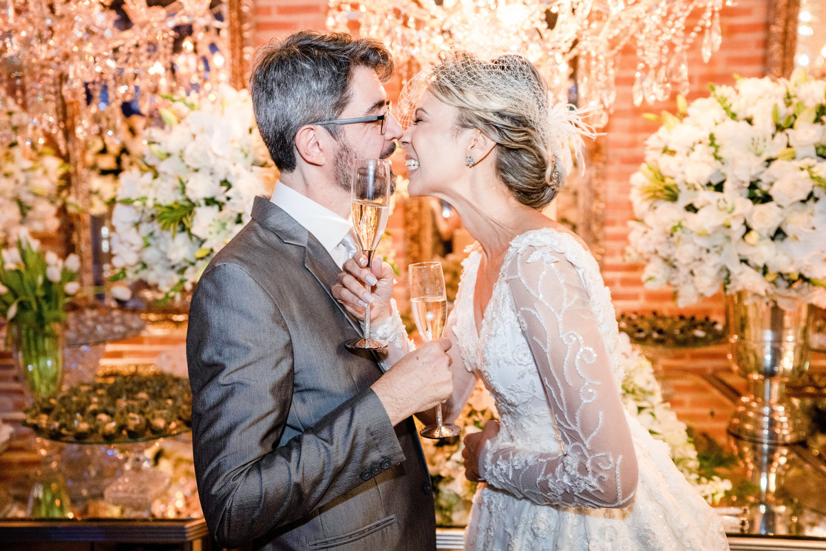 Noivos fazendo o Brinde