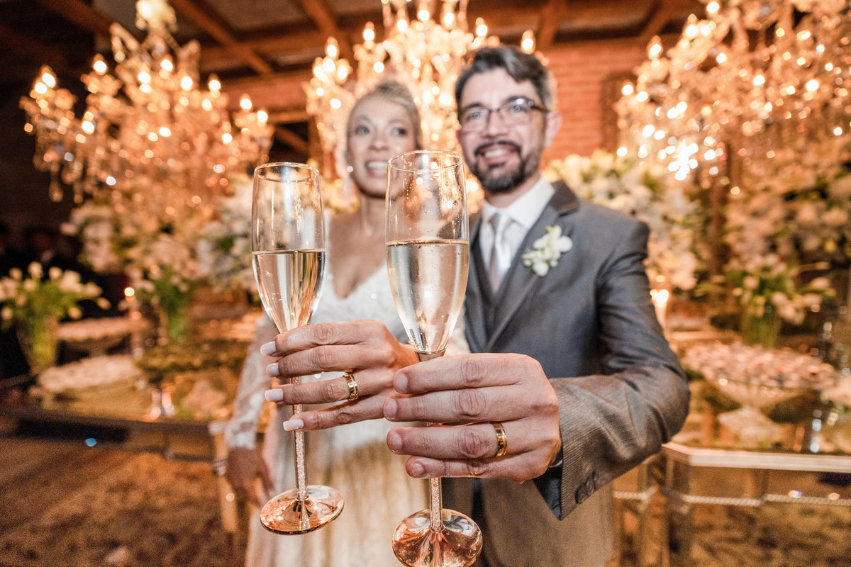 Noivos brindando
