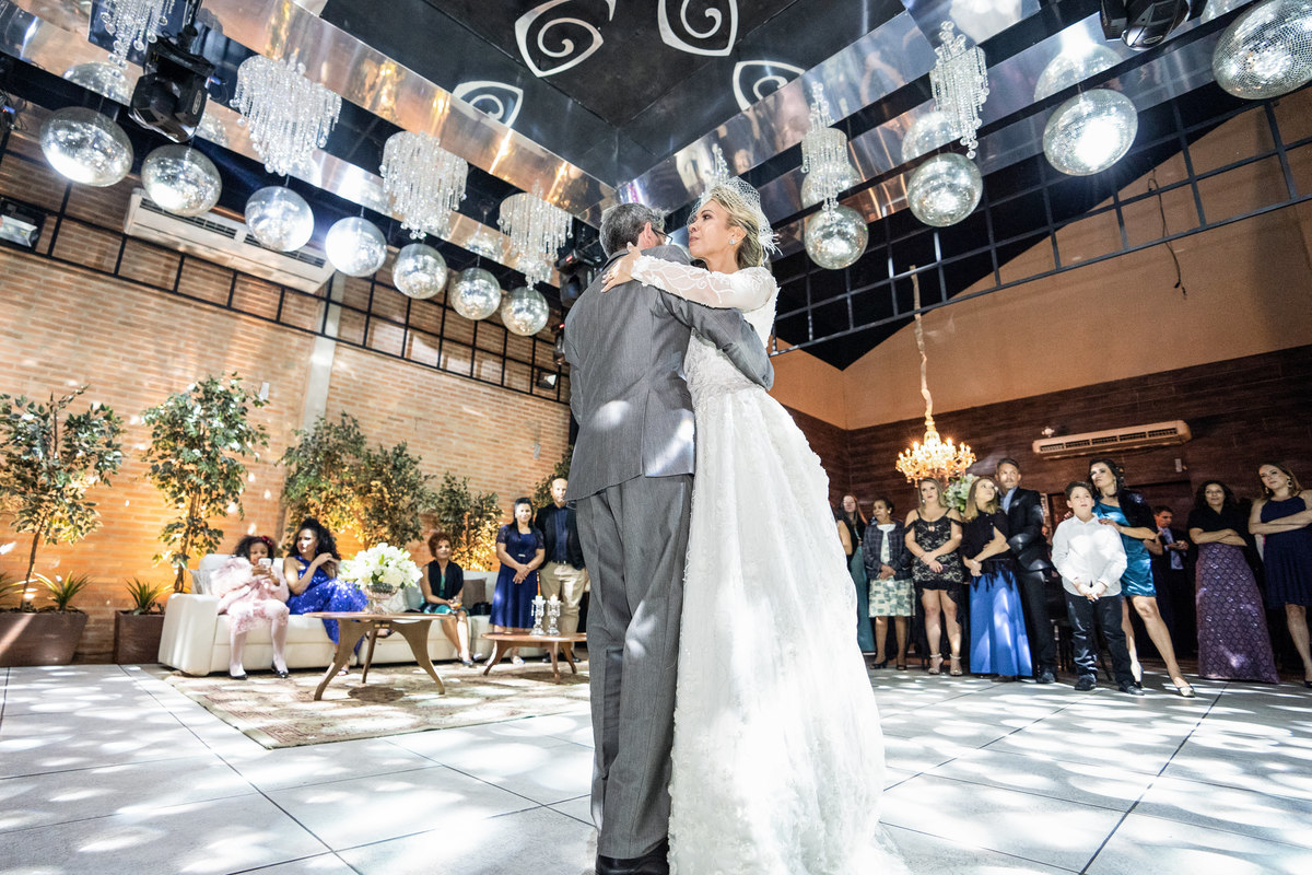 noivos dançando a valsa