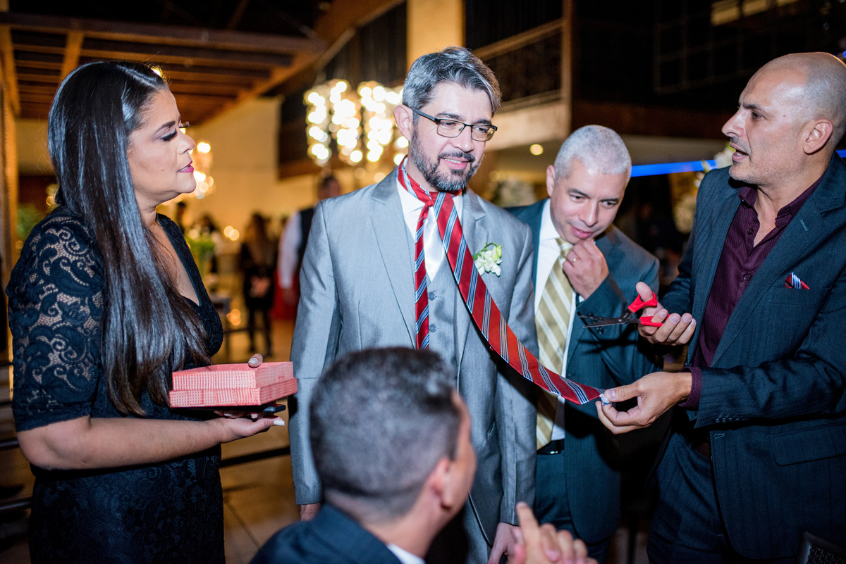 cortando a gravata do noivo