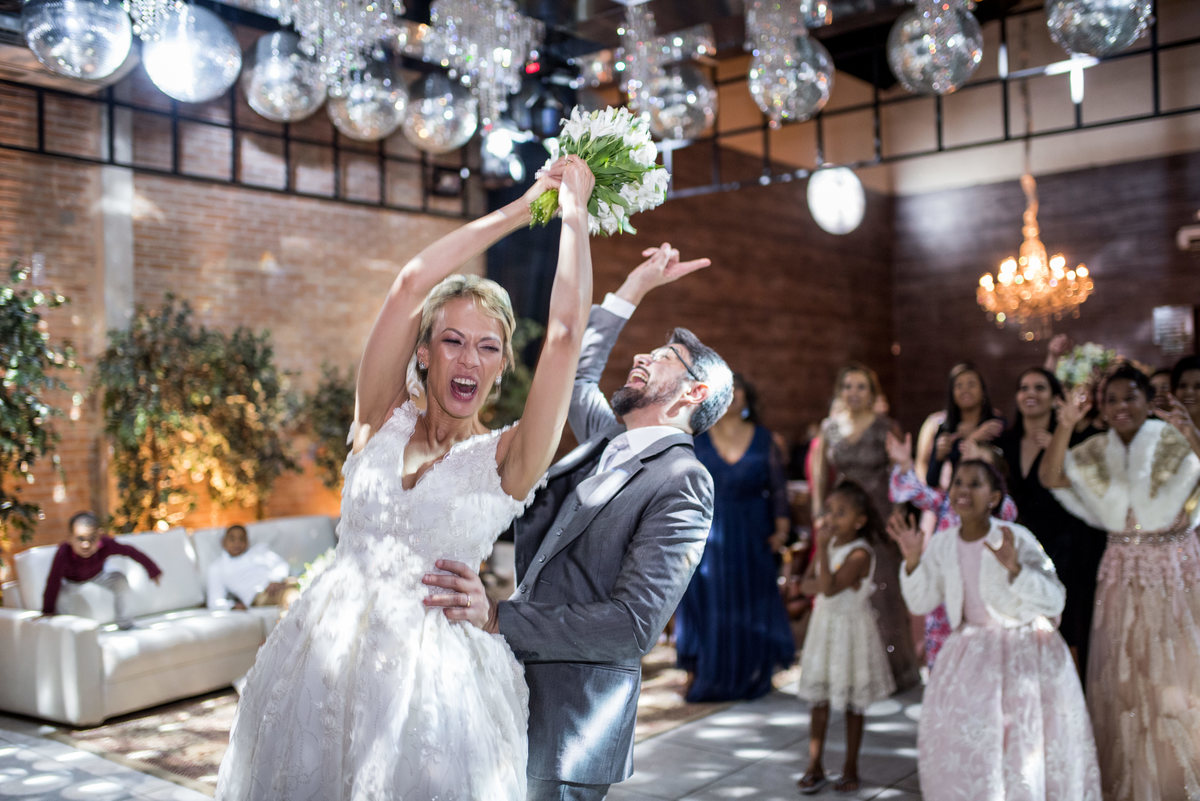 noiva jogando o buque