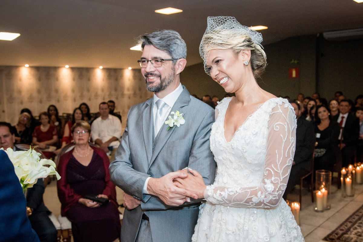 cerimonia noivos sorrindo