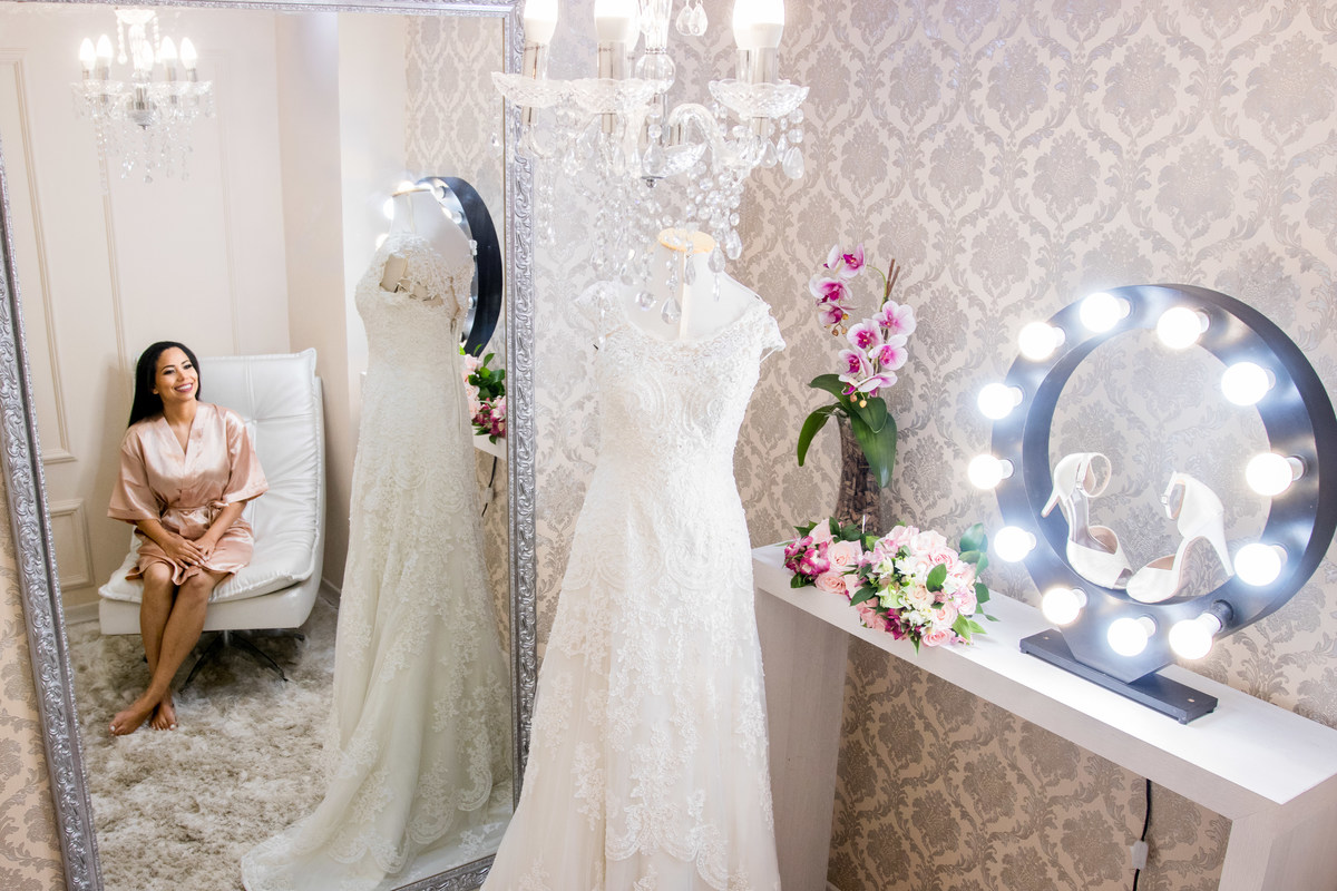 Noiva, vestido e sapatos.