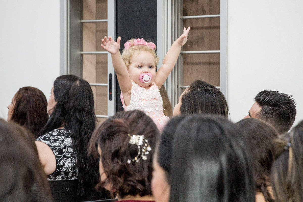 criança na cerimonia 