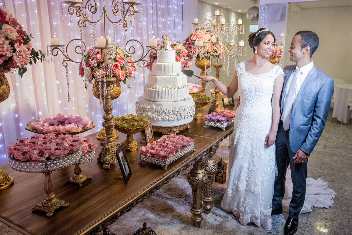 Noiva cortando o Bolo