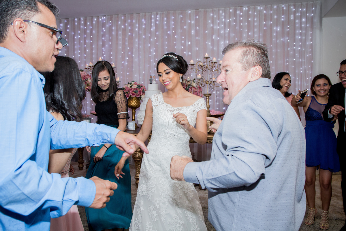 Noiva dançando na Festa.