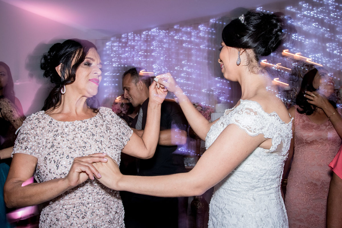 Mãe e Noiva dançando